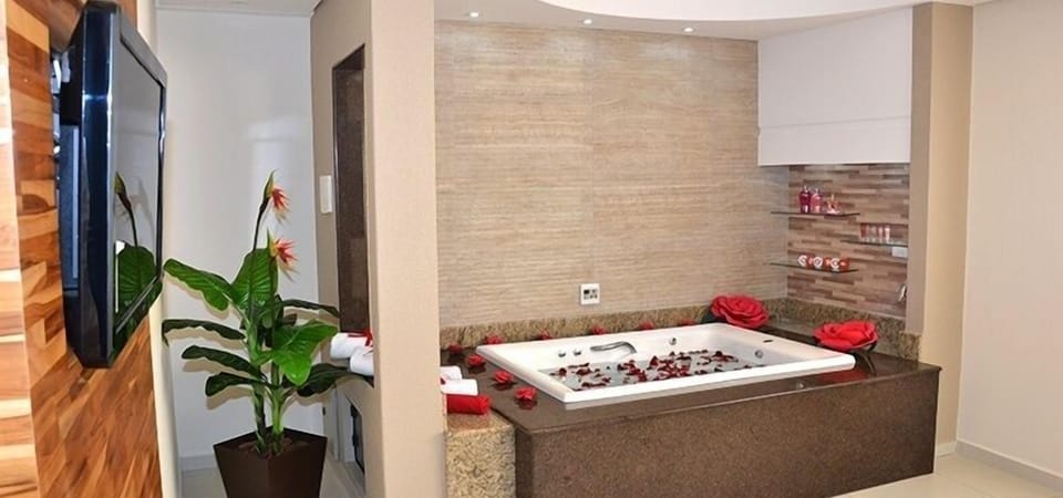 Suite, Bathtub | Minibar, free WiFi, bed sheets