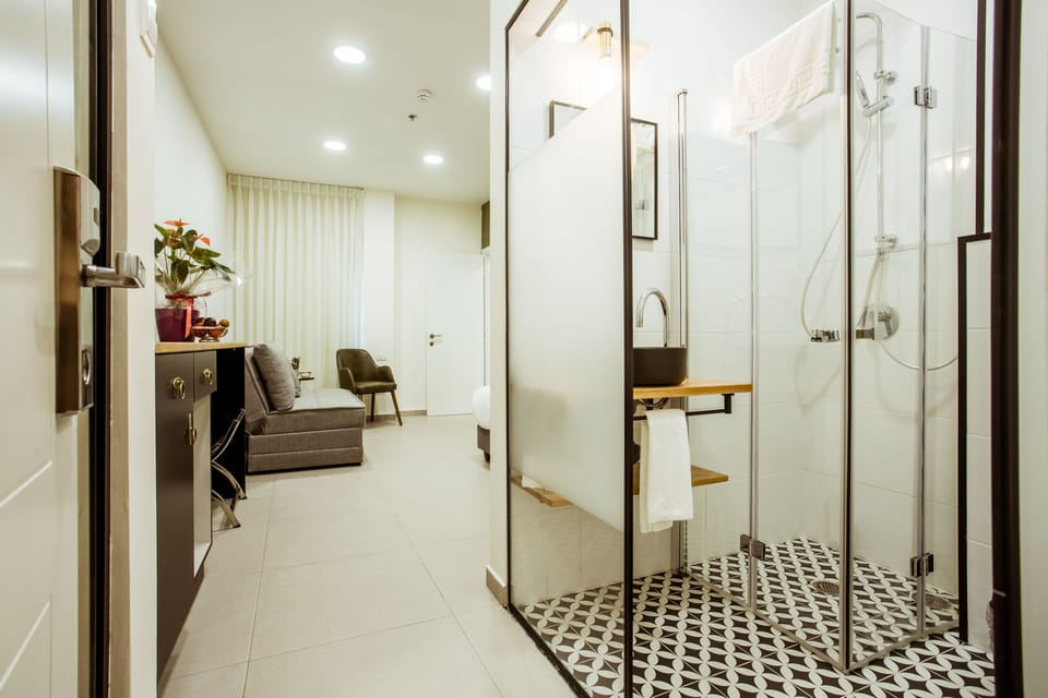 Family Suite | Bathroom | Shower, free toiletries, hair dryer, towels