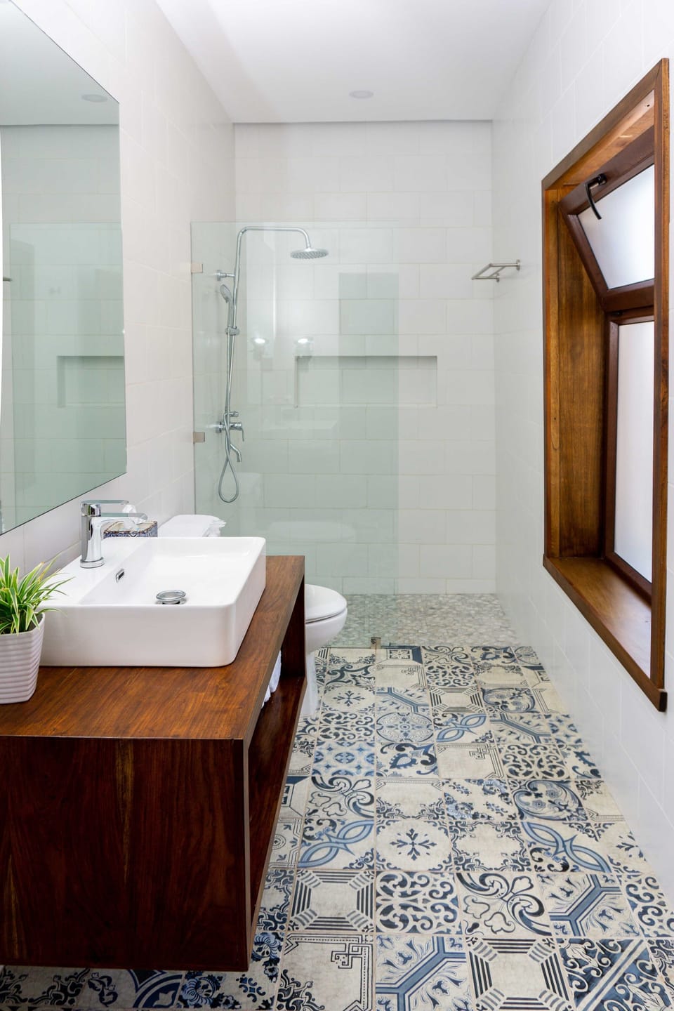 Deluxe Triple Room | Bathroom | Hair dryer, towels, soap, shampoo