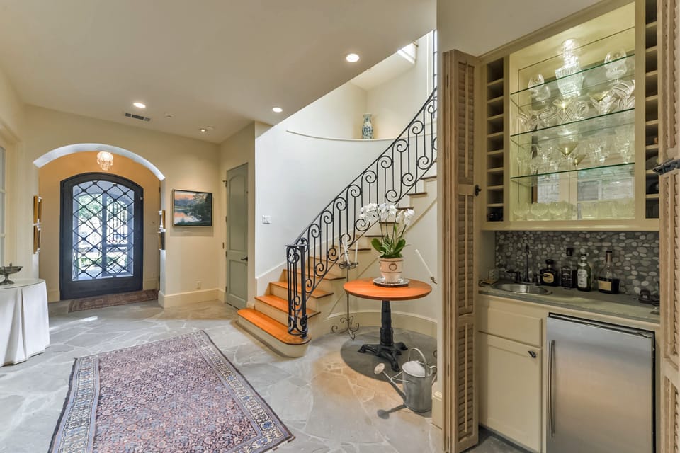 Entrance with bar and elevator 