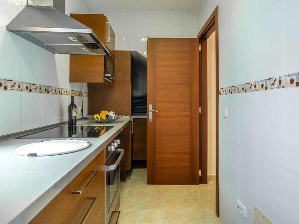 Sink, Cabinetry, Tap, Countertop, Plumbing Fixture, Building, Wood, Interior Design, Floor