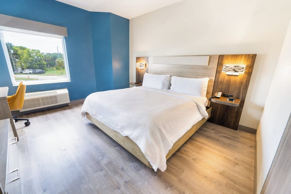 Standard Room, 1 King Bed | In-room safe, desk, blackout drapes, soundproofing