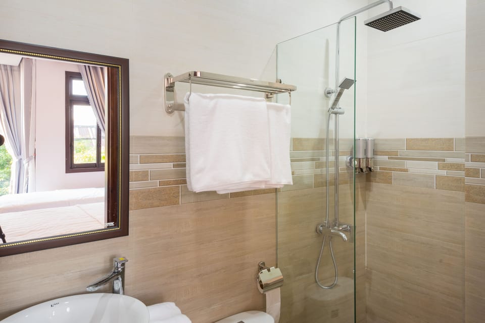 Shower, rainfall showerhead, free toiletries, hair dryer
