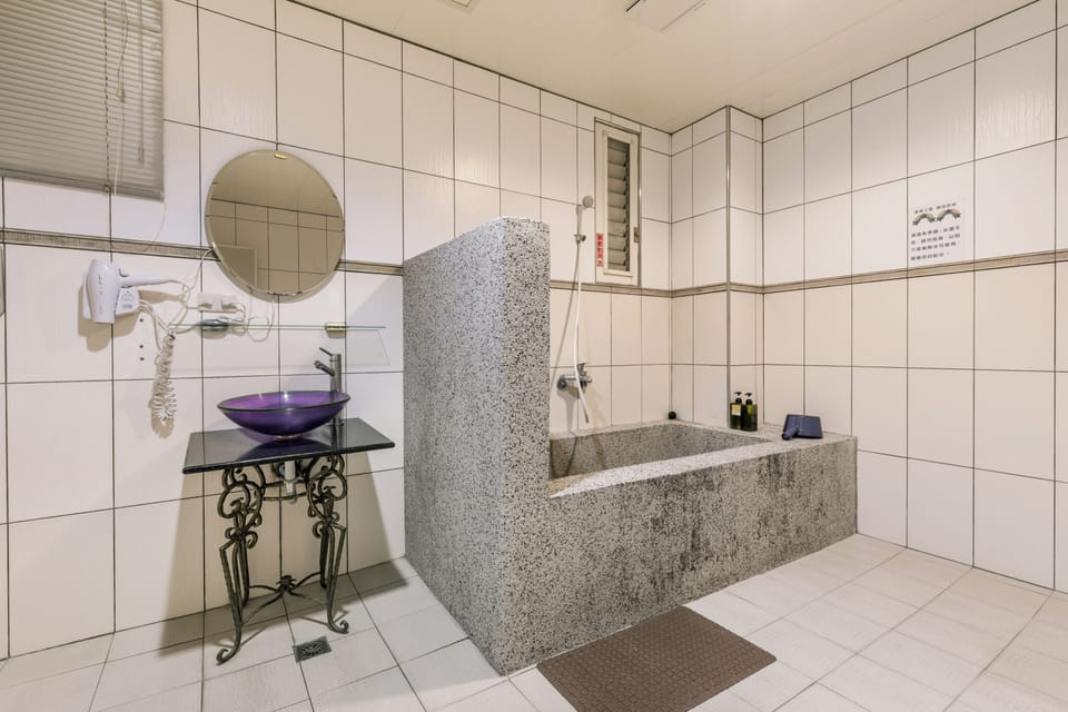 Quadruple room with Bathtub | Bathroom | Hair dryer, slippers, towels, shampoo