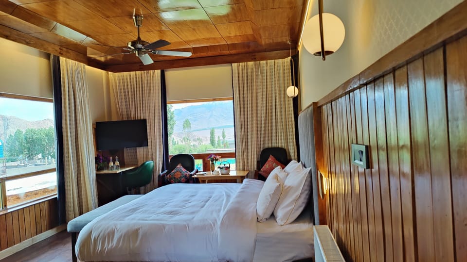 Premium Room | Egyptian cotton sheets, premium bedding, pillowtop beds, desk