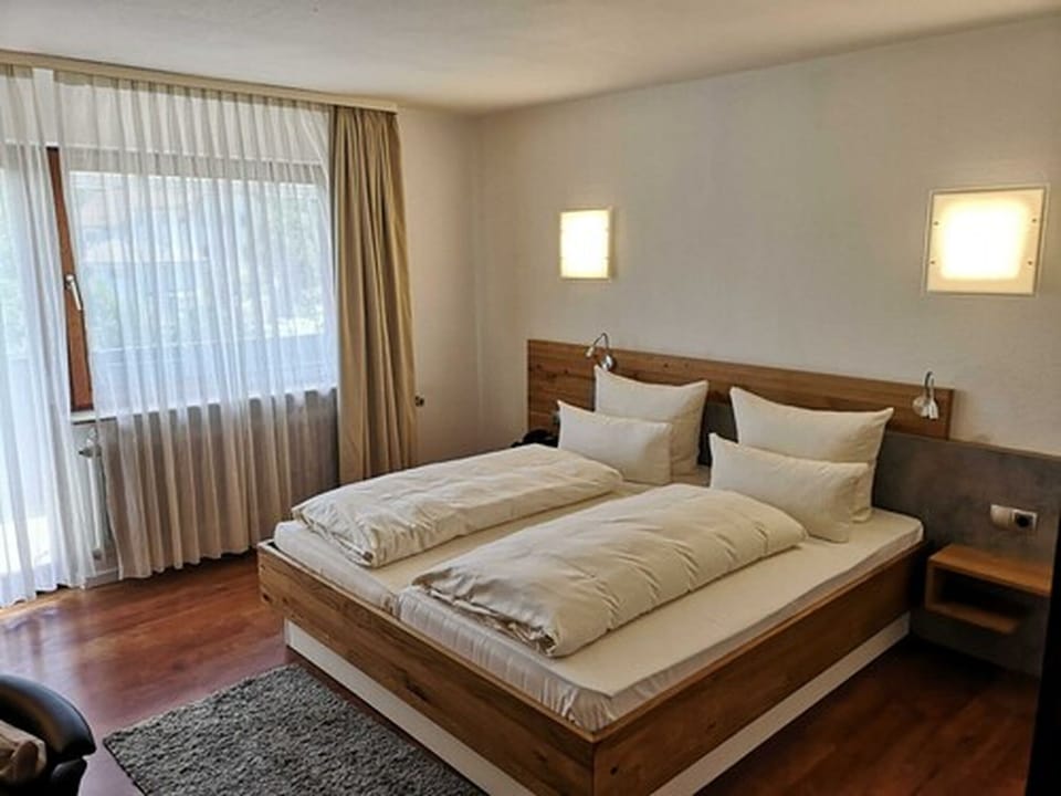 Double Room, Balcony | Desk, WiFi (free), bed sheets