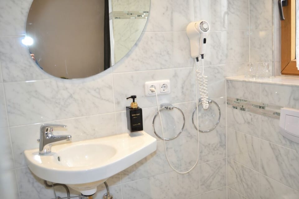 Basic Double Room | Bathroom | Shower, hair dryer, towels, soap