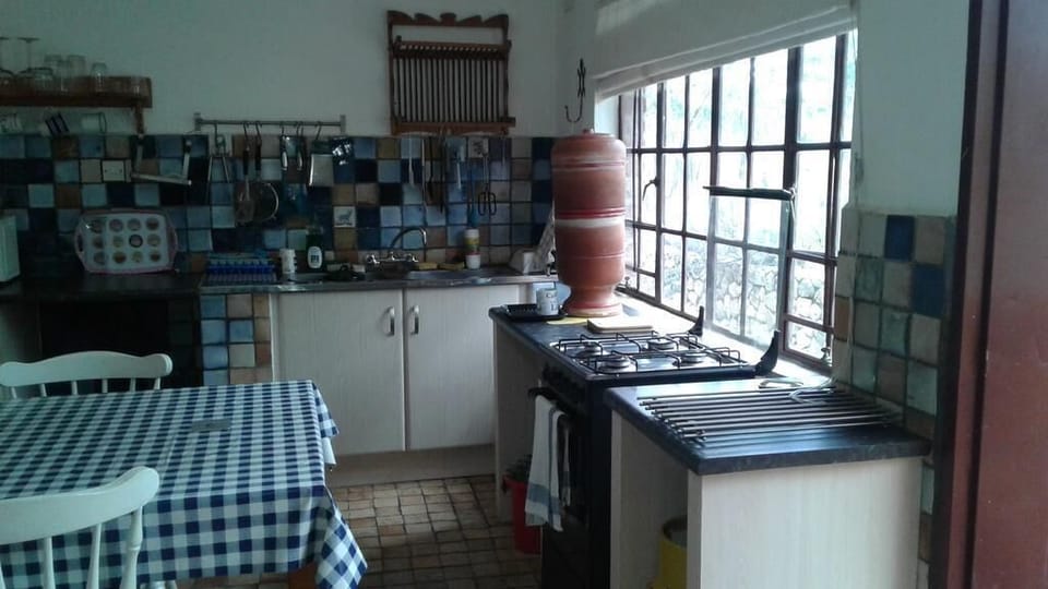 Cottage | Shared kitchen | Full-size fridge, microwave, oven, stovetop