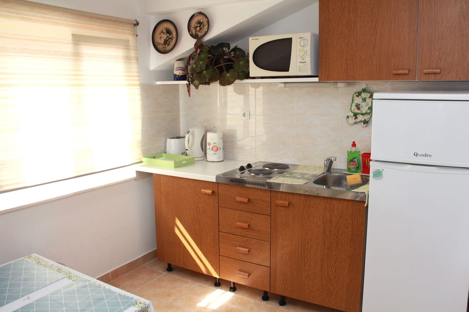 City Apartment | Private kitchen | Full-size fridge, microwave, oven, stovetop