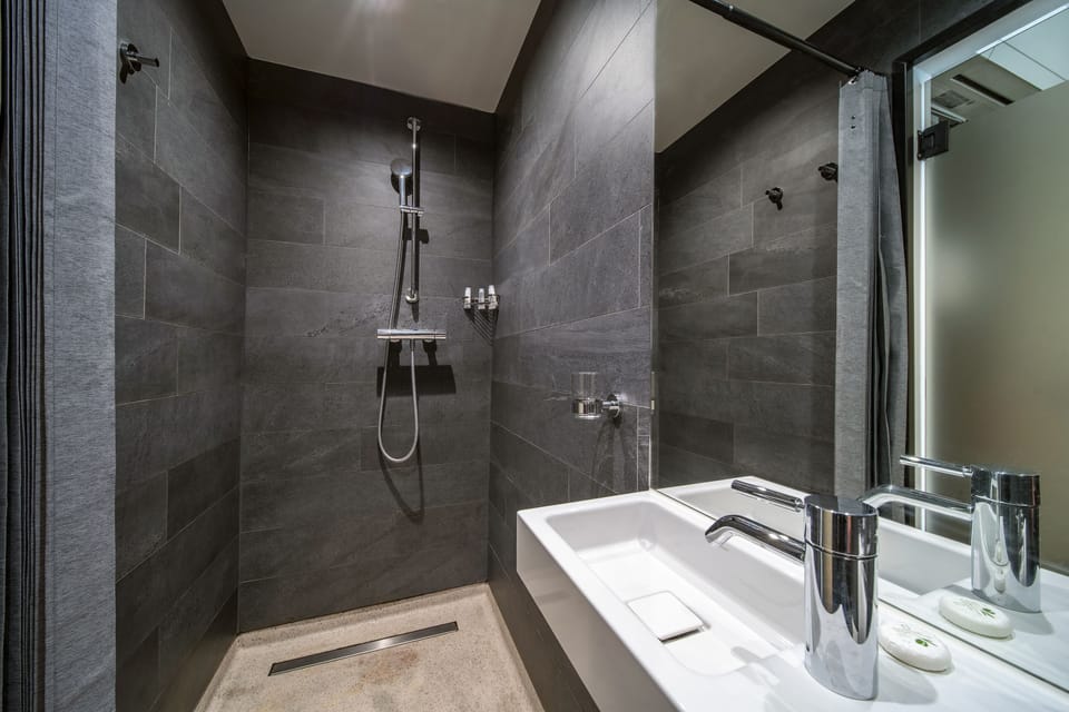 Shower, rainfall showerhead, free toiletries, hair dryer