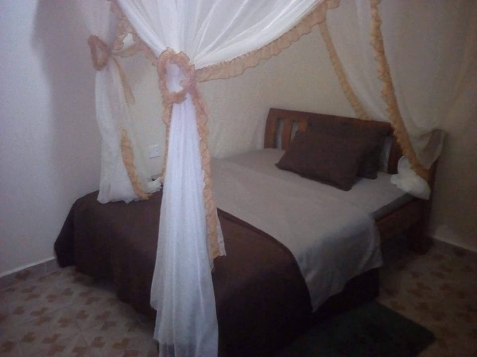 Desk, blackout drapes, free WiFi, bed sheets