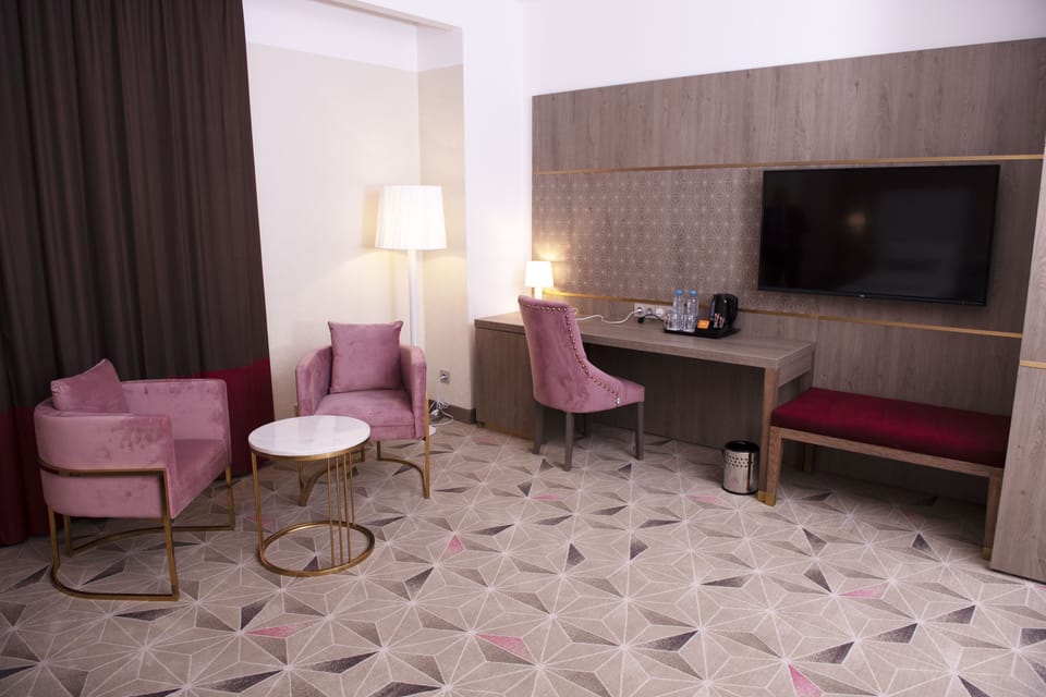 Junior Suite | Living area | 49-inch Smart TV with satellite channels, TV