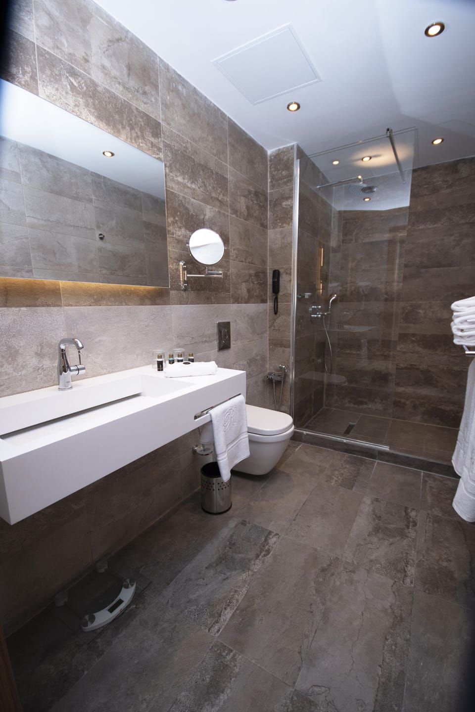 Standard Twin Room | Bathroom | Rainfall showerhead, free toiletries, hair dryer, bathrobes
