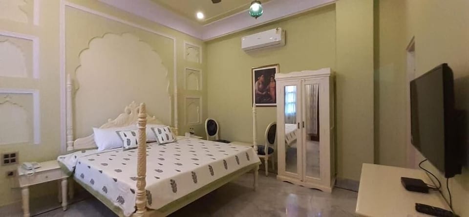 Queen Room | Desk, laptop workspace, free WiFi