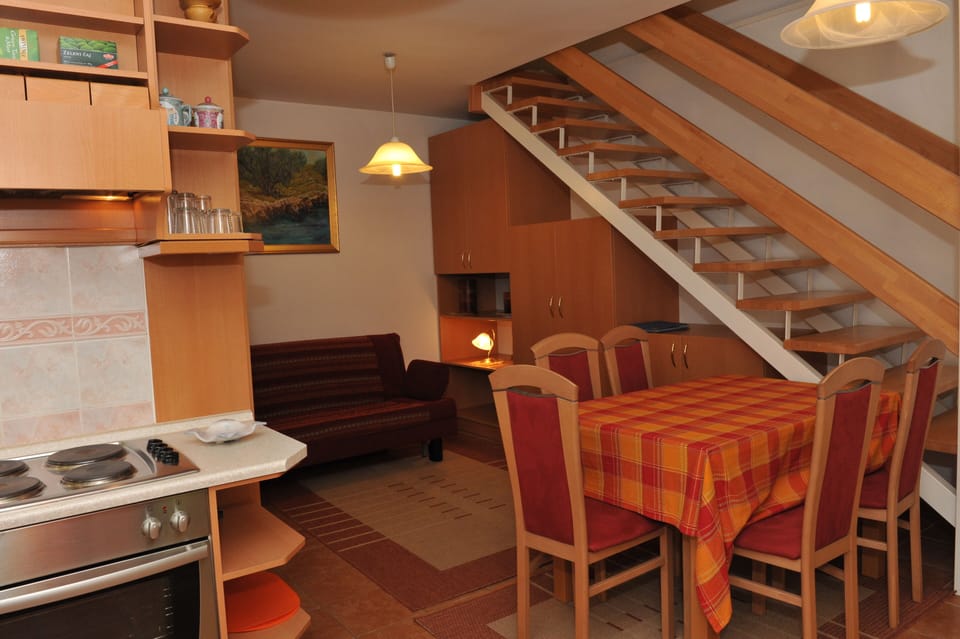 Bungalow apartment Sabina kitchen and dining area, sofa bed