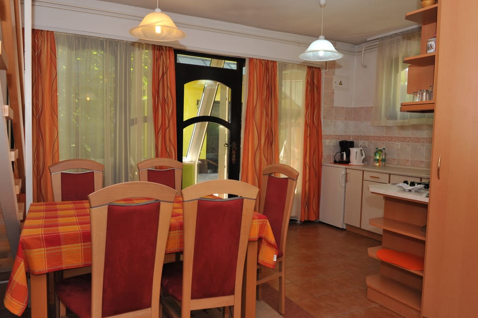 Bungalow apartment Sabina kitchen and dining area