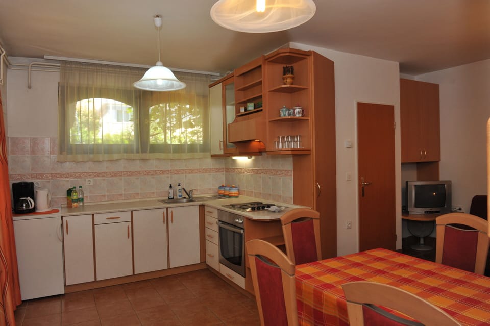 Bungalow apartment Sabina kitchen and dining area