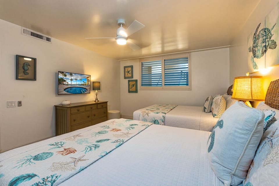 Guest bedroom, two queen beds, AC, and TV!