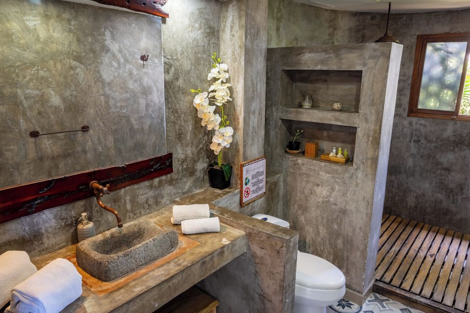 Shower, rainfall showerhead, free toiletries, hair dryer