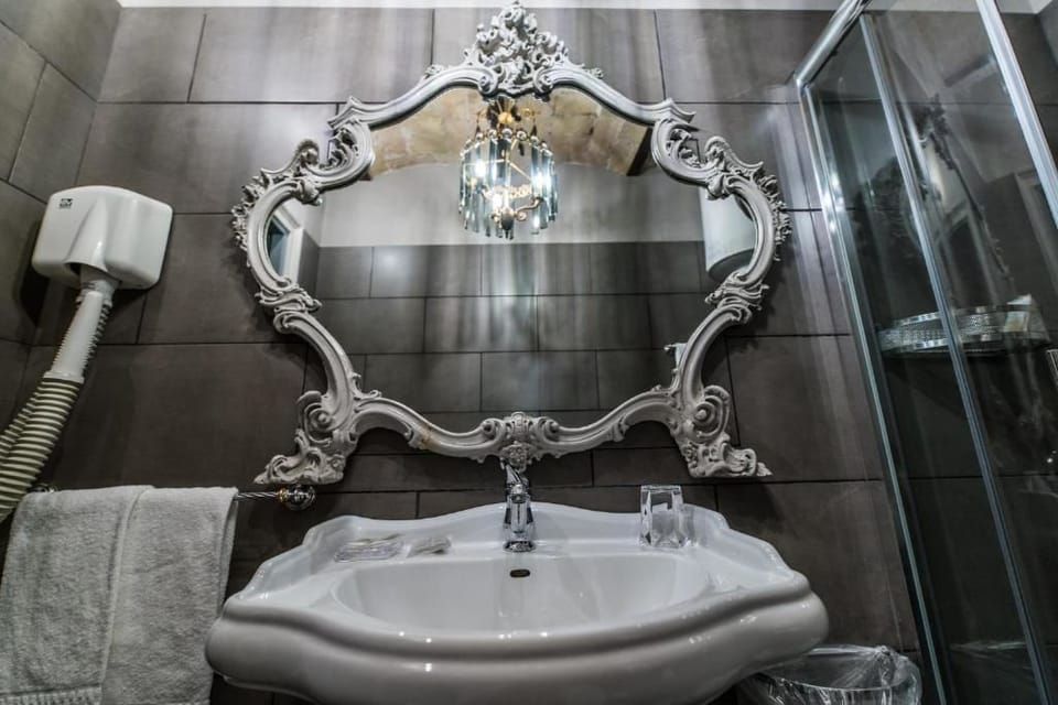 Classic Double Room | Bathroom sink