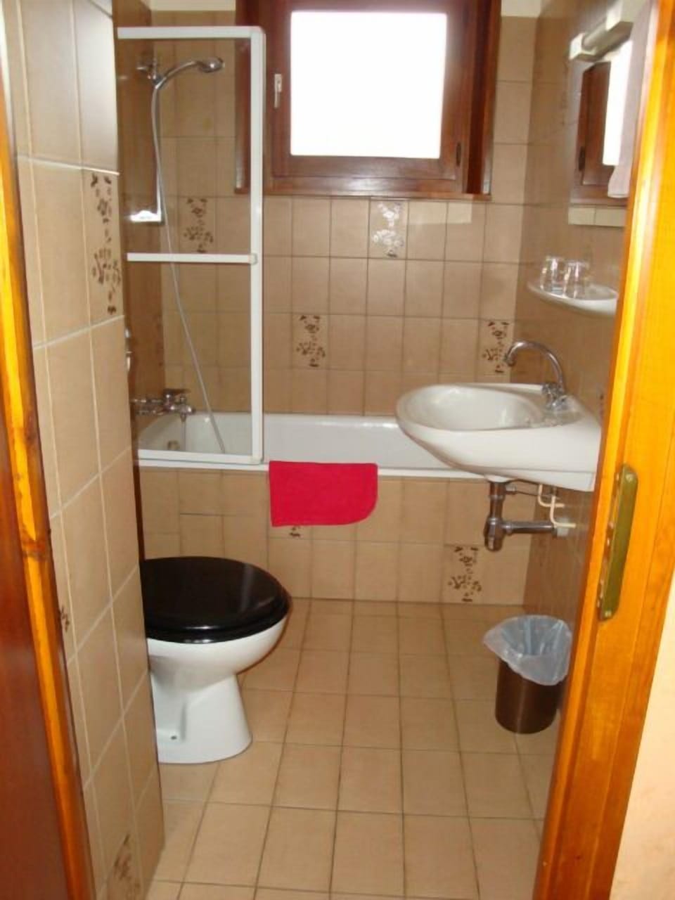 Double Room, Balcony (annexe) | Bathroom | Free toiletries, hair dryer (on request), towels