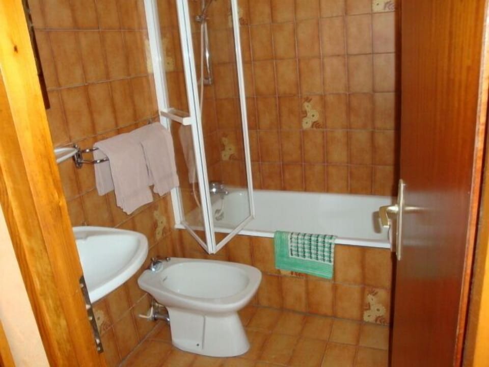 Twin Room, Balcony (Annexe) | Bathroom | Free toiletries, hair dryer (on request), towels