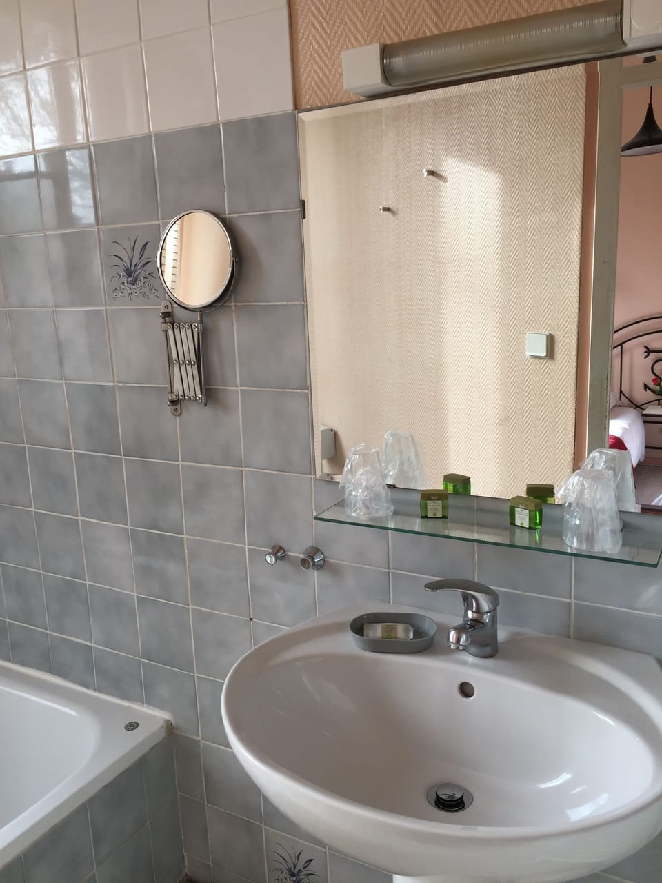 Standard Twin Room | Bathroom | Shower, free toiletries, hair dryer, towels
