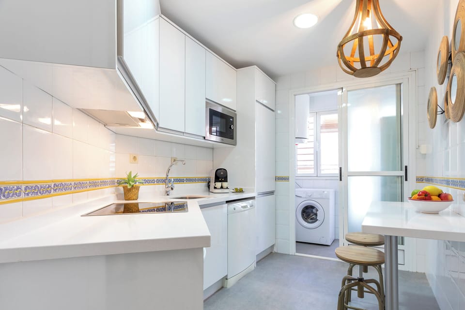 Apartment (3 Bedrooms) | Private kitchen | Full-size fridge, microwave, oven, stovetop