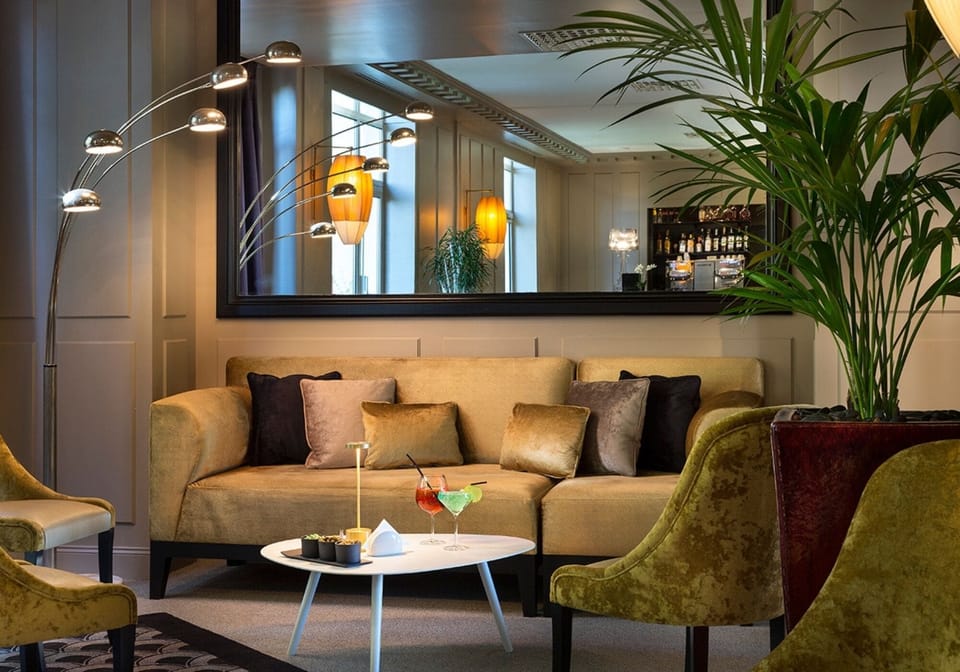 2 bars/lounges