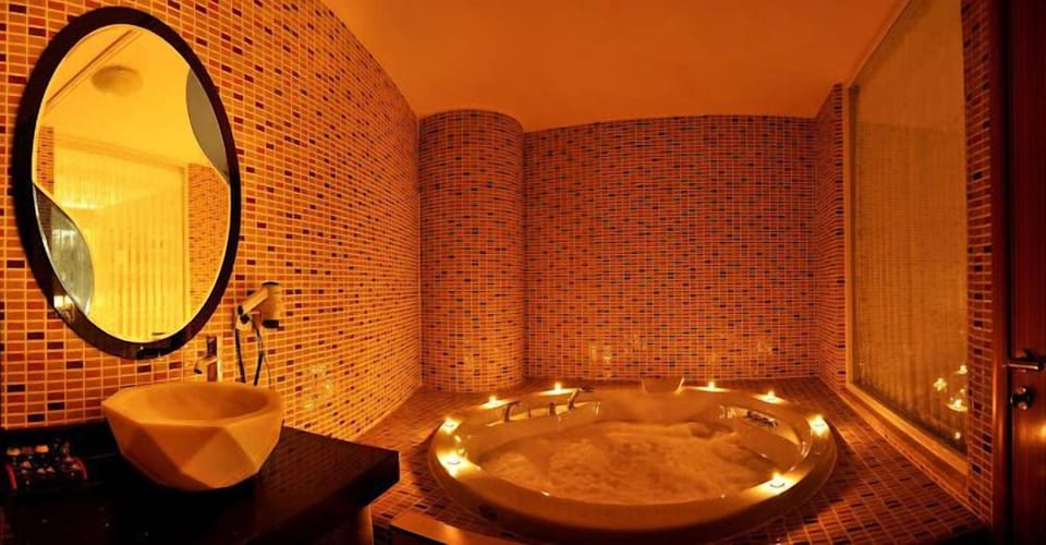 Deluxe Suite, 1 Bedroom | Bathroom | Hair dryer