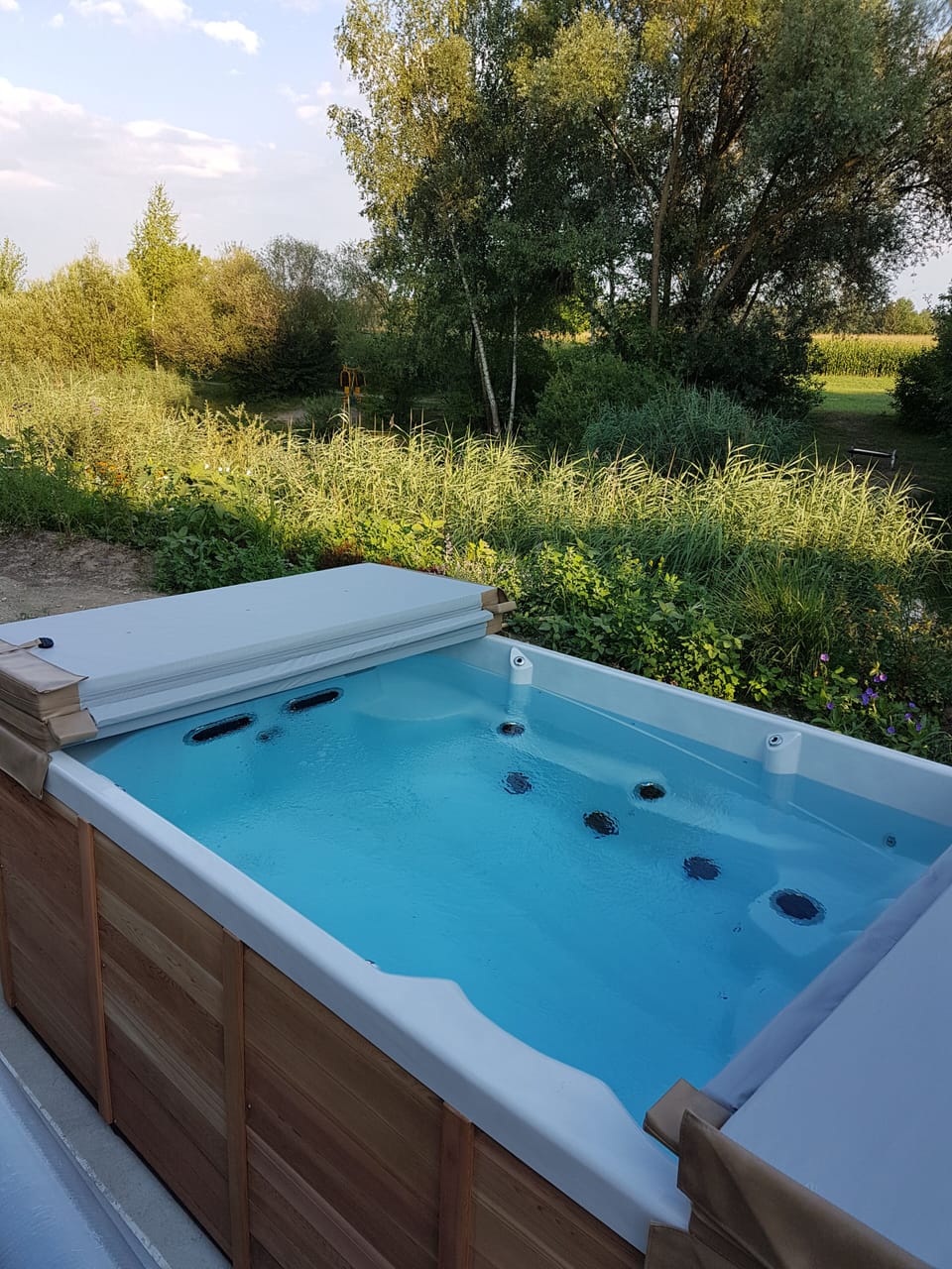 Outdoor spa tub