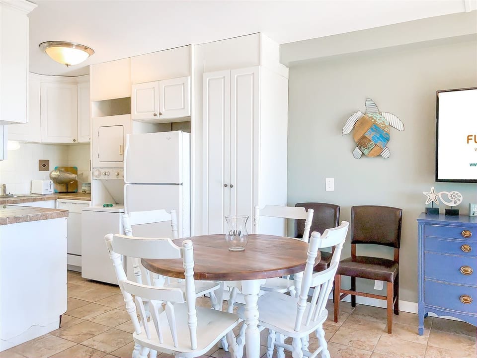 Condo, 1 King Bed with Sofa bed (The Summit 105 ) | Private kitchen