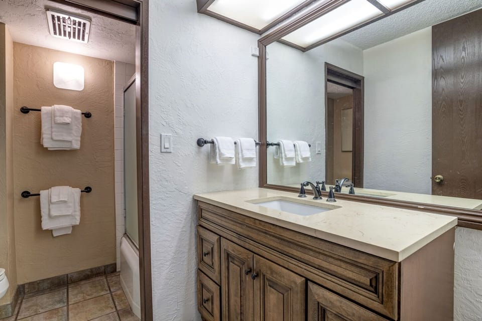 Bathroom features a shower/tub combination