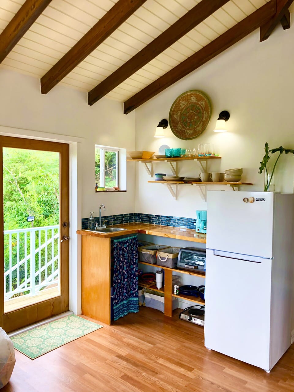 Front door and kitchenette, full-sized fridge, large toaster oven, 2 burner