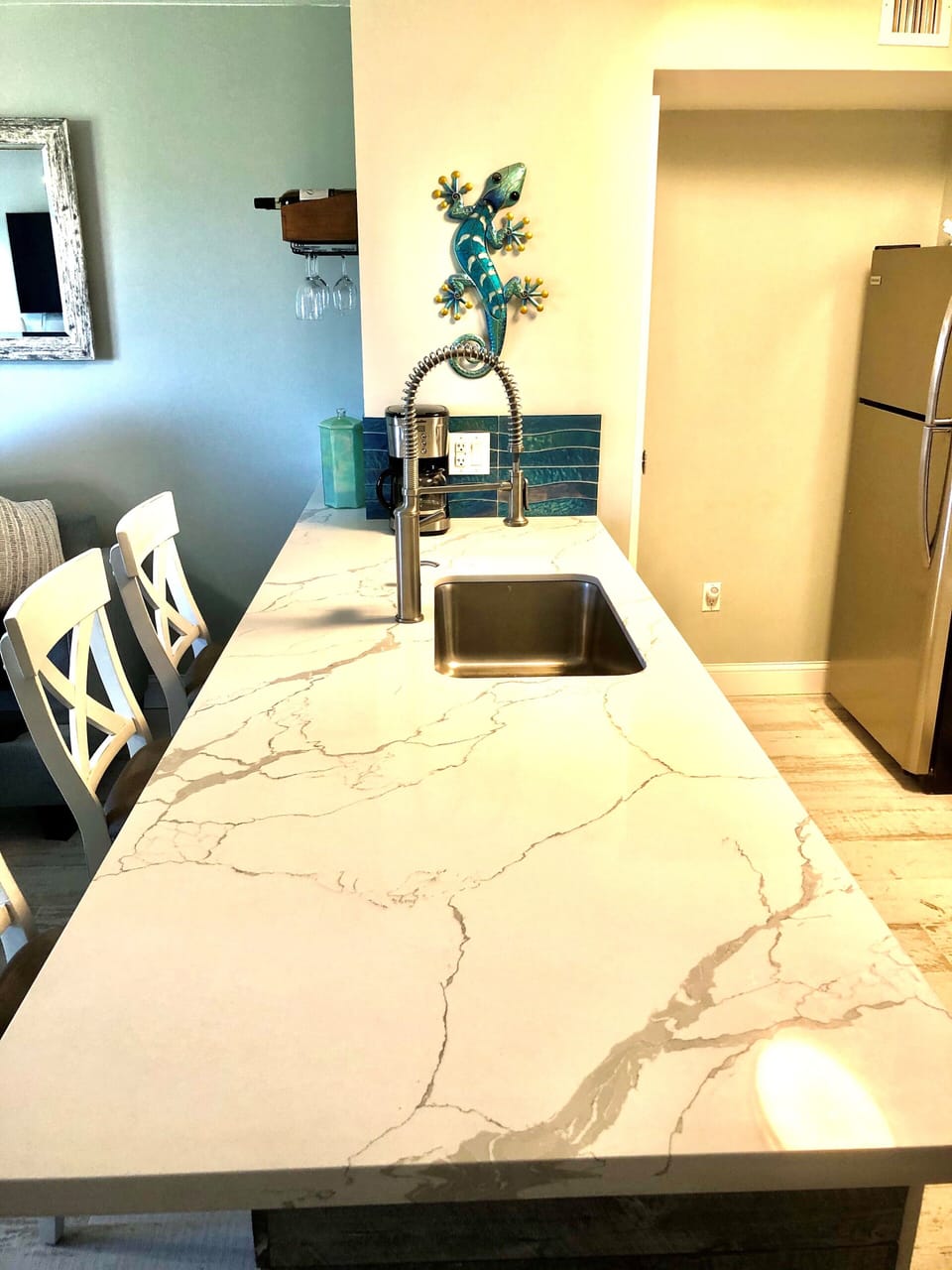 Kitchen features brand new white quartz countertops!
