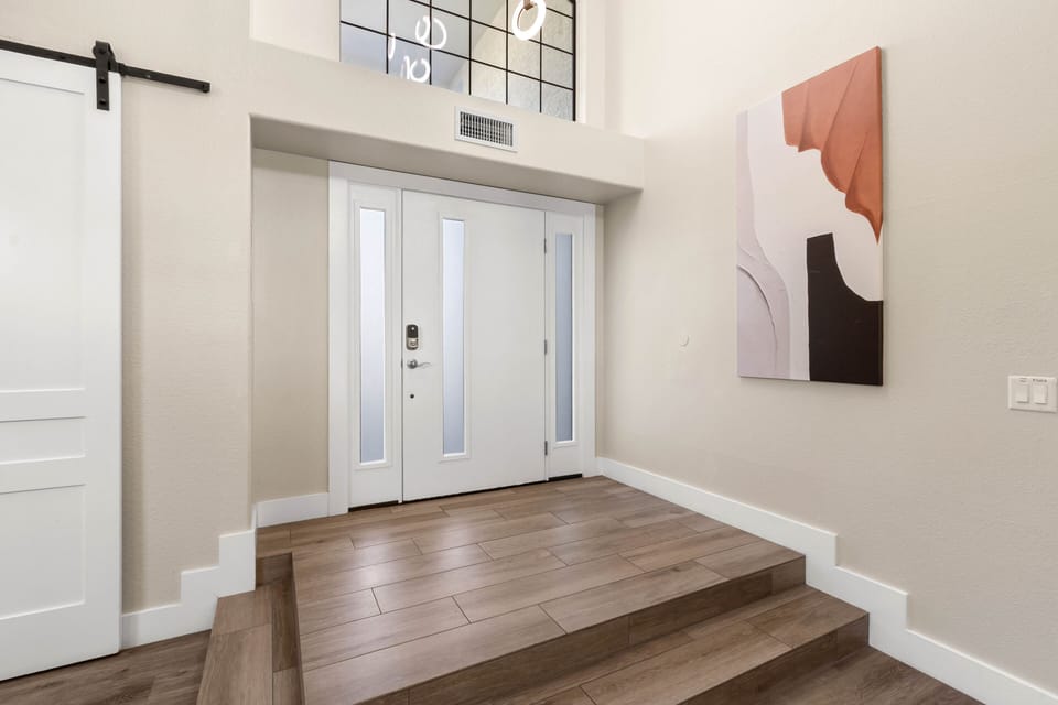 Open Floor Plan Entryway with Vaulted Ceilings & Scottsdale Contemporary Design