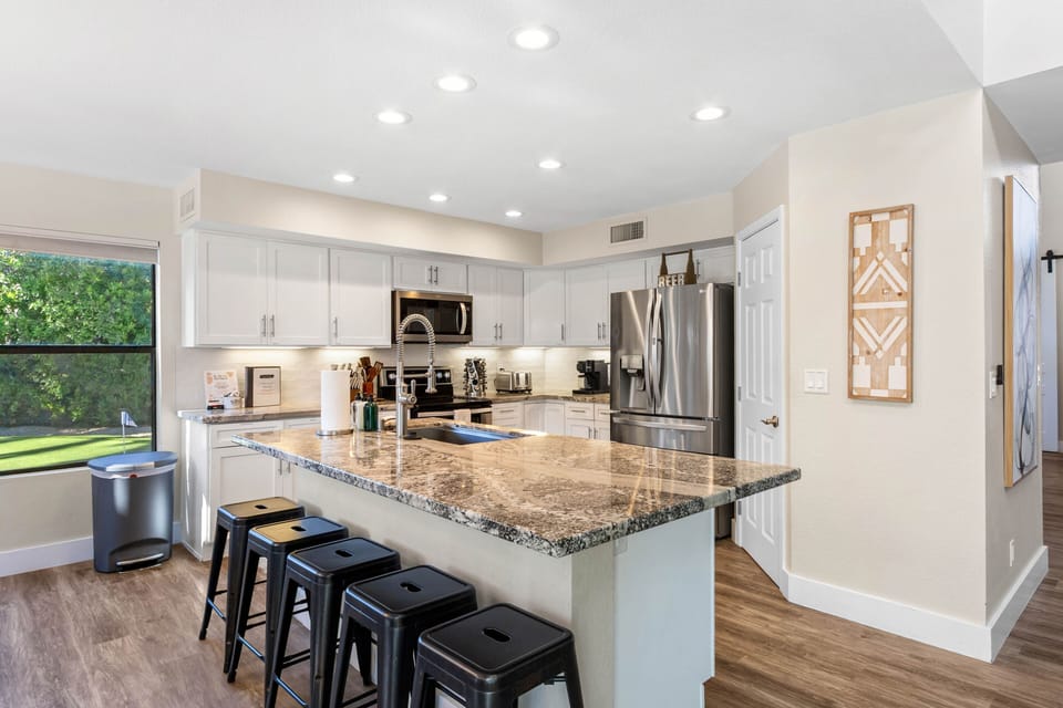 Open Kitchen Great for Entertaining!