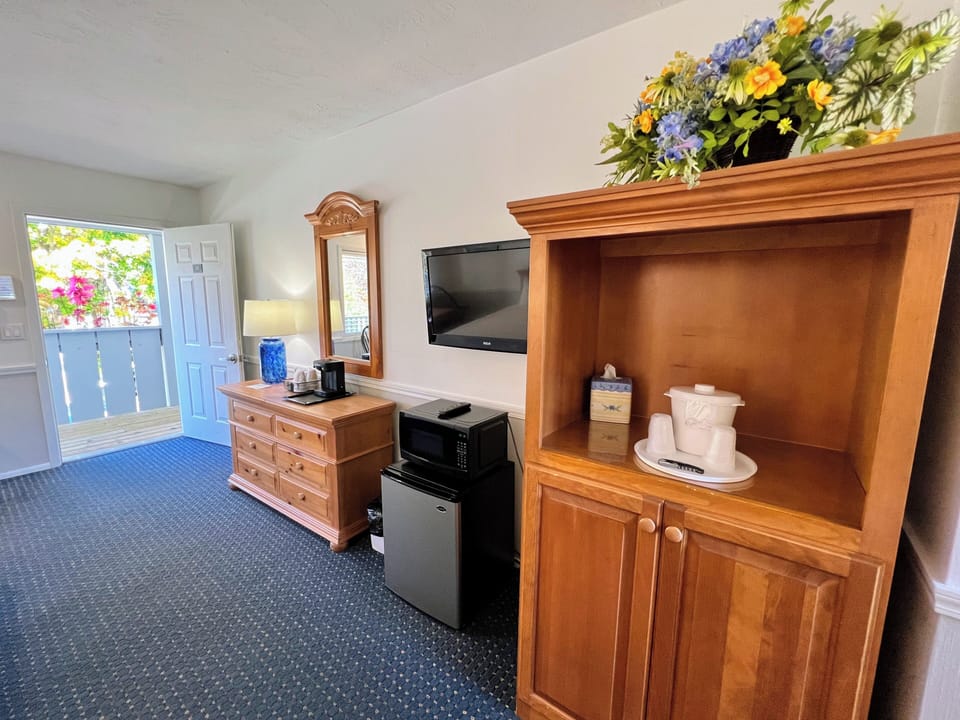 Standard Room, 2 Queen Beds, Non Smoking | Iron/ironing board (on request), WiFi (free), individually decorated