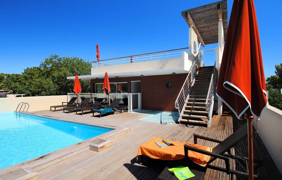 Lounge by the pool in the sunshine (open from April to October).