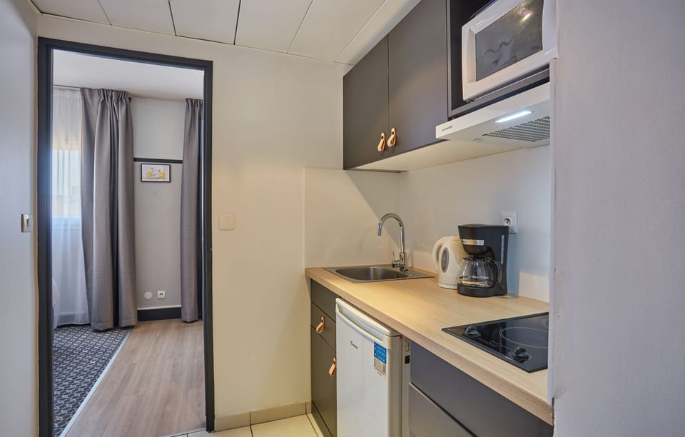 Prepare a small meal in your kitchenette (please note that there is no dishwasher).