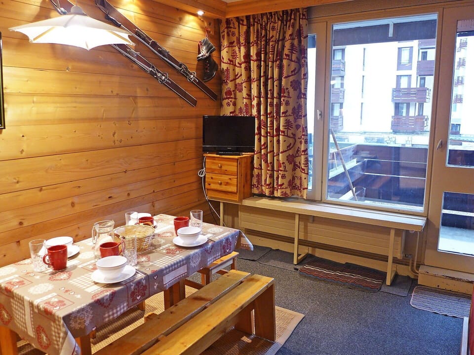 Room, Property, Building, Log Cabin, House, Furniture, Interior Design, Real Estate, Cottage, Floor