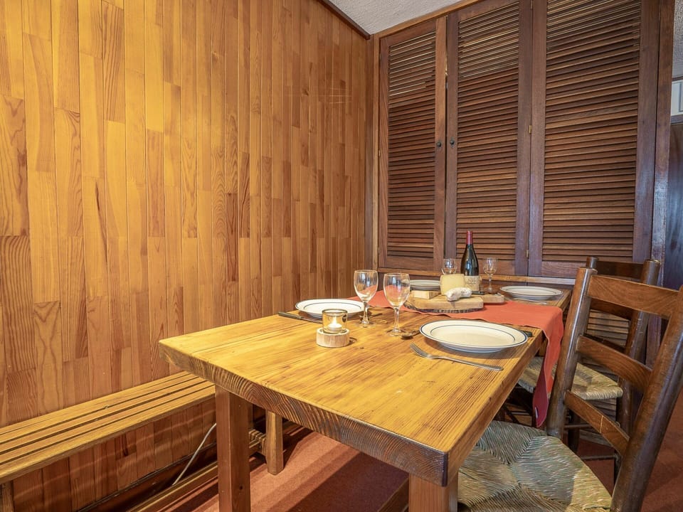 Table, Furniture, Property, Tableware, Chair, Wood, Building, Window Blind, Interior Design, Flooring