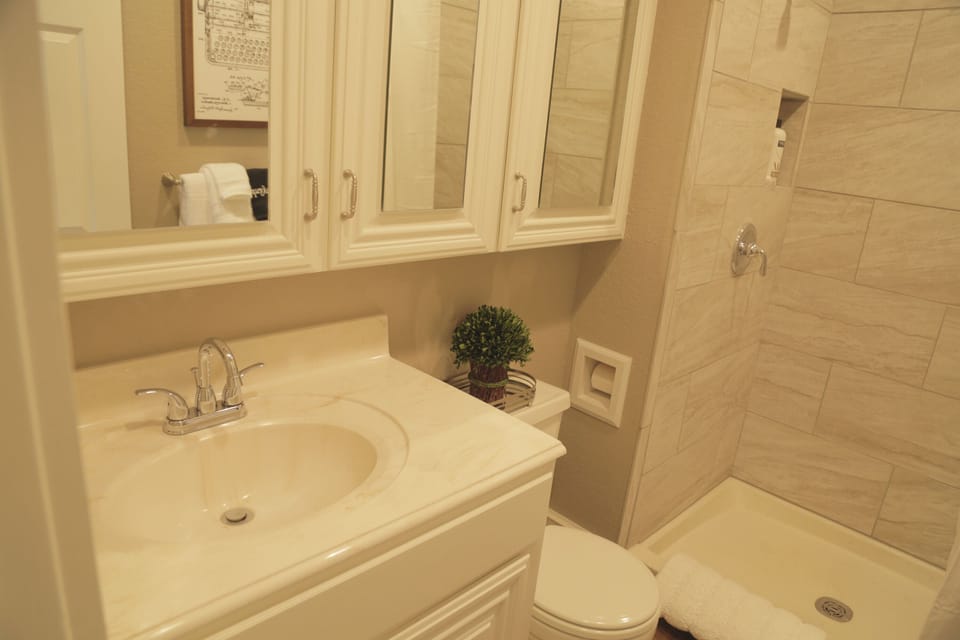 King bedroom#2 en-suite bathroom.