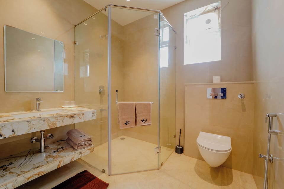 Deluxe Room | Bathroom | Shower, hydromassage showerhead, bathrobes, slippers