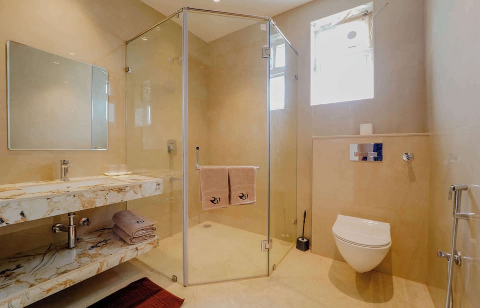 Superior Room | Bathroom | Shower, hydromassage showerhead, bathrobes, slippers