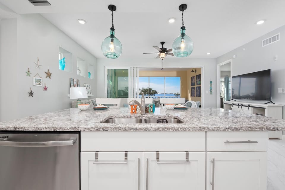 open floor plan, fully stocked kitchen
