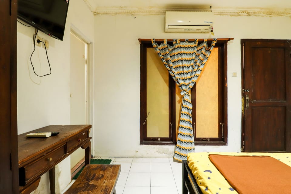Standard Double Room | Desk