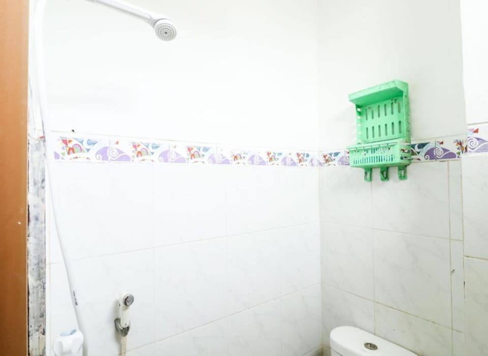 Single Room | Bathroom | Shower, free toiletries, towels