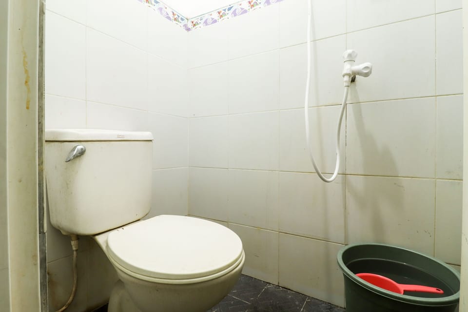 Standard Double Room | Bathroom | Shower, free toiletries, towels