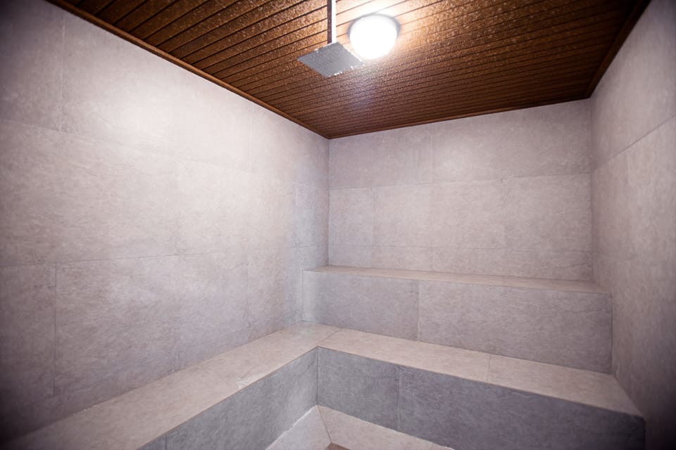 Couples treatment rooms, sauna, steam room, hot stone massages